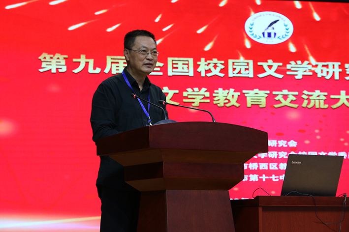 21.北京朝陽區(qū)教研中心高中語文教研專家何郁點(diǎn)評詩歌課.JPG