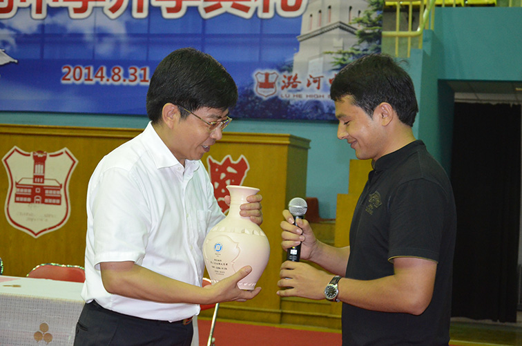 13.徐華校長接過麥麥提敏獻(xiàn)給母校的喀拉峻杯.JPG