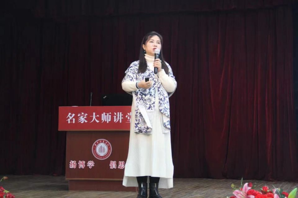 畢然老師在講座.jpg