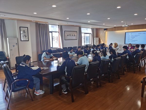 《月亮與六便士》討論課_副本.jpg